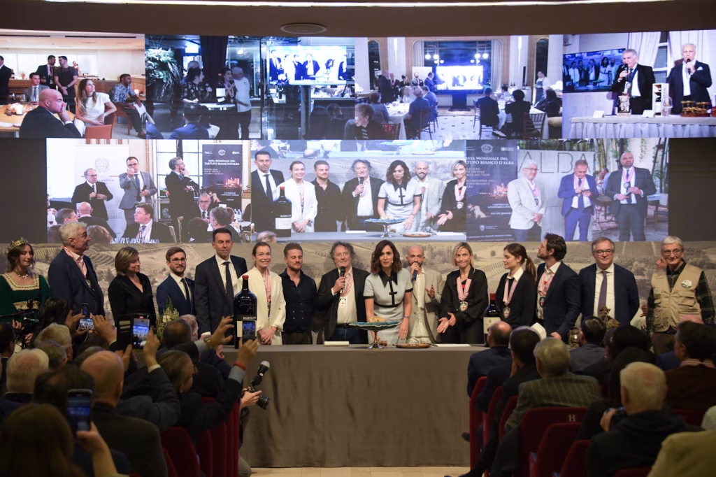 Al Castello di Grinzane Cavour la XXVI Asta Mondiale del Tartufo Bianco d’Alba: 502.000 euro raccolti per la solidarietà 1 Asta Mondiale del Tartufo Bianco d’Alba - Mauro Gallo Fotografo ©2025