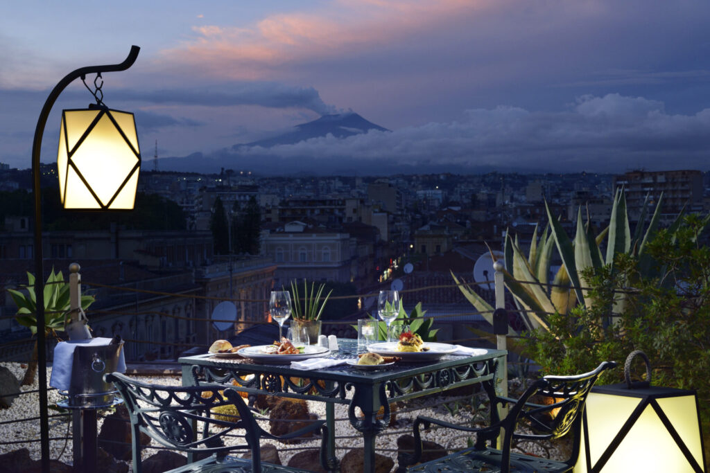 Esplora le migliori terrazze e dehors del Gruppo UNA per per vivere un'autentica esperienza estiva italiana 4 Gruppo UNA Palace Catania Etnea Roof Restaurant Dinner Exterior