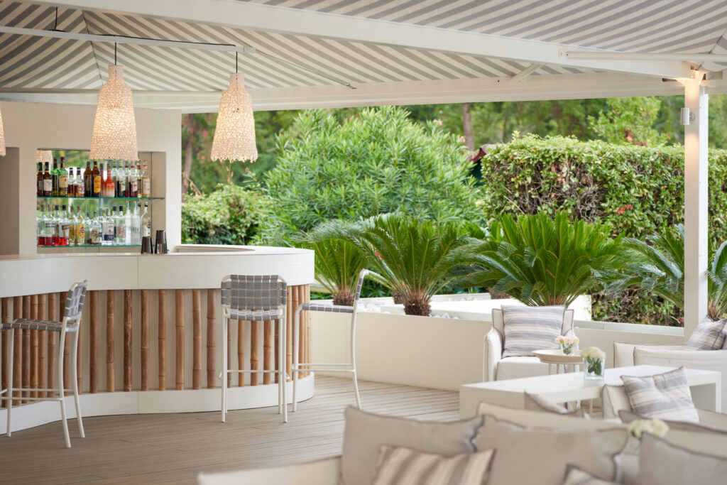 Esplora le migliori terrazze e dehors del Gruppo UNA per per vivere un'autentica esperienza estiva italiana 2 Gruppo UNA Forte Dei Marmi La Vela Bar