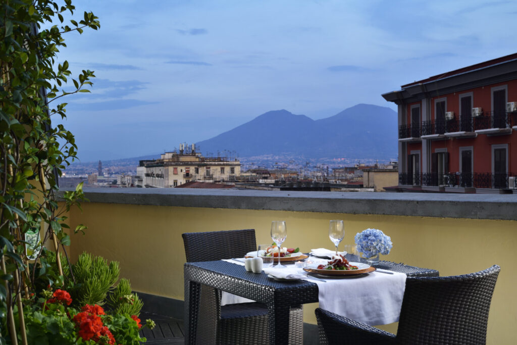 Esplora le migliori terrazze e dehors del Gruppo UNA per per vivere un'autentica esperienza estiva italiana 5 Gruppo UNA Napoli VesuvioRestaurant Dinner Terrace View