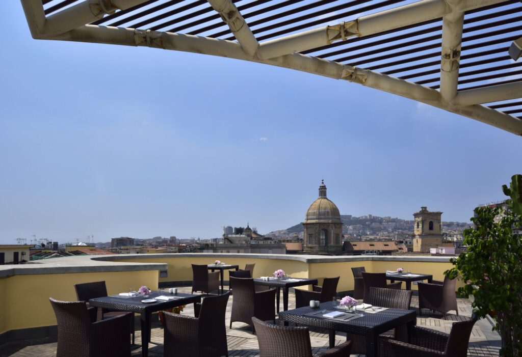 Esplora le migliori terrazze e dehors del Gruppo UNA per per vivere un'autentica esperienza estiva italiana 6 Gruppo UNA Napoli VesuvioRestaurant Lunch Terrace