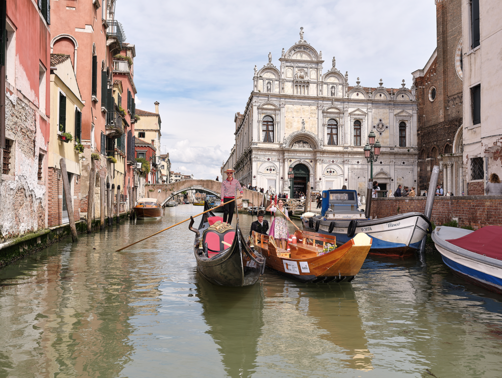Austria protagonista alla Biennale: la gondola delle Alpi "Plätte" porta il Salzkammergut a Venezia 1 sulla Plätte Austriaca - Astrid Eder (Amministratrice Delegata di ENAT) e il gondoliere Tommaso sulla Gondola. Copyright: Österreich Werbung/ Martin Stöbich