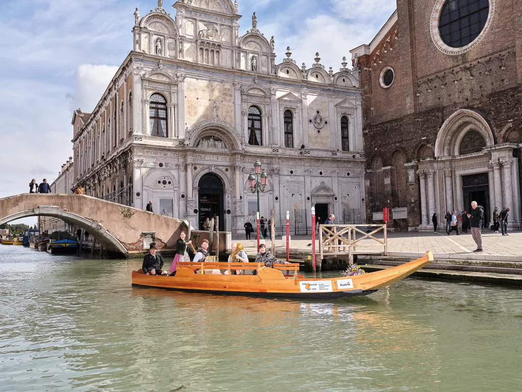 Austria protagonista alla Biennale: la gondola delle Alpi "Plätte" porta il Salzkammergut a Venezia 2 VIP Austriaci sulla Plätte nei canali di Venezia Copyright: Österreich Werbung/ Martin Stöbich