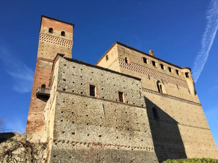 Castello Serralunga Con Cielo Blu