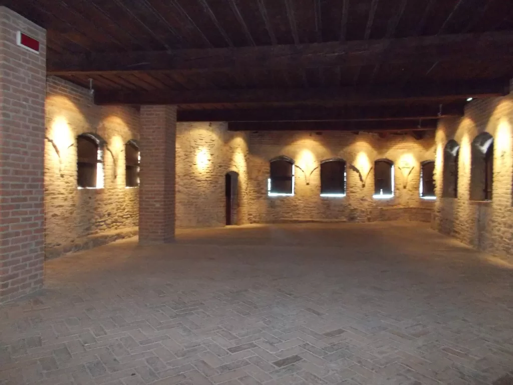Al Castello di Serralunga d'Alba torna la "Serralunga Wine Night": degustazioni e visite guidate (22 giugno e 20 luglio 2024) 1 Castello Serralunga Salone