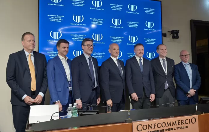 Da sx: Federico Bricolo (Veronafiere), Ettore Prandini (Coldiretti), Giancarlo Giorgetti (MEF), Lamberto Frescobaldi (Uiv), Francesco Lollobrigida (Masaf), Massimiliano Giansanti (Confagricoltura), Tommaso Battista (Copagri)
