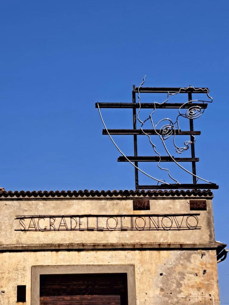 Case colorate e arte contemporanea: il volto sorprendente di Ghizzano in Toscana 1 Case colorate e arte contemporanea: il volto sorprendente di Ghizzano in Toscana
