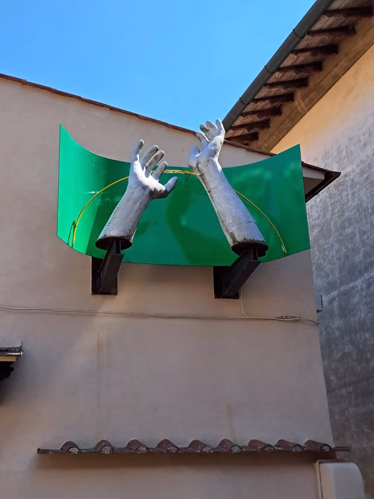 Case colorate e arte contemporanea: il volto sorprendente di Ghizzano in Toscana 7 Case colorate e arte contemporanea: il volto sorprendente di Ghizzano in Toscana
