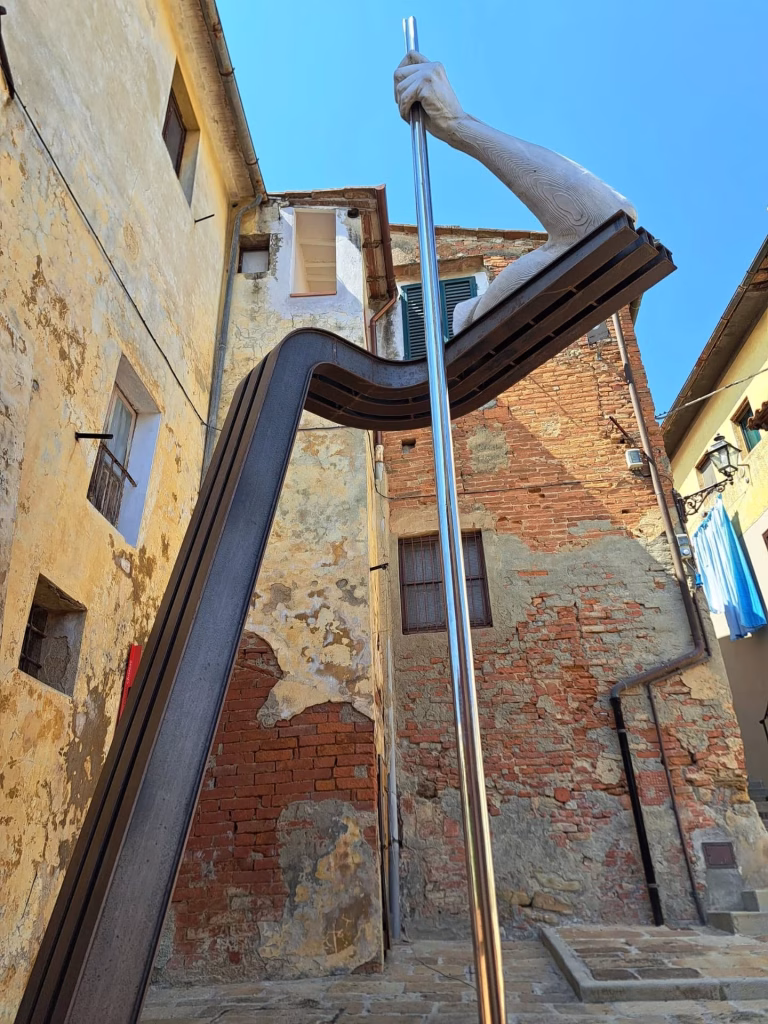 Case colorate e arte contemporanea: il volto sorprendente di Ghizzano in Toscana 4 Case colorate e arte contemporanea: il volto sorprendente di Ghizzano in Toscana