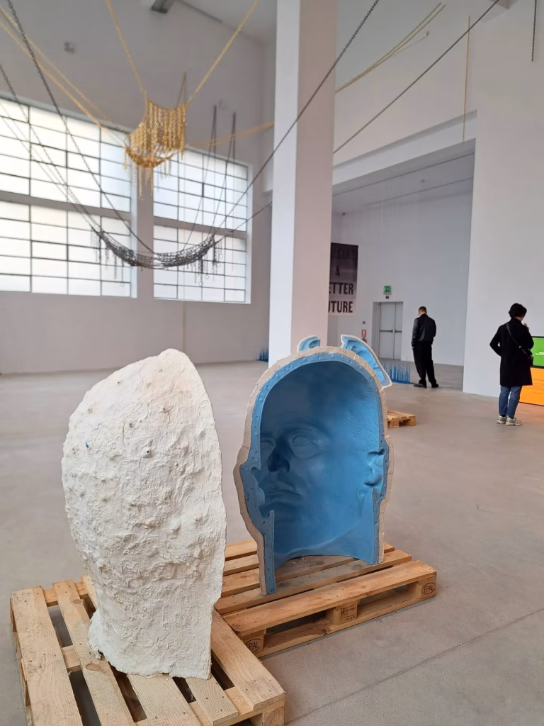 "Push the Limits 2" alla Fondazione Merz di Torino: l’arte davanti alla guerra, dal 27 ottobre 2025 al 1° febbraio 2026 8 "Push the Limits 2" alla Fondazione Merz di Torino: l’arte davanti alla guerra, dal 27 ottobre 2025 al 1° febbraio 2026