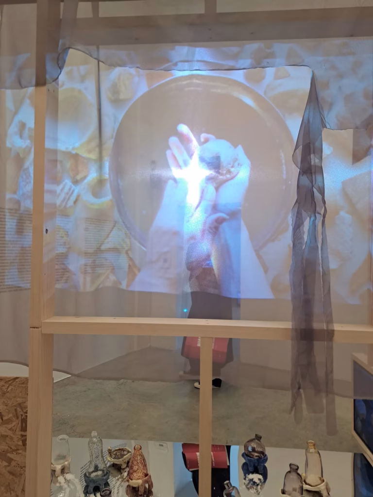 "Push the Limits 2" alla Fondazione Merz di Torino: l’arte davanti alla guerra, dal 27 ottobre 2025 al 1° febbraio 2026 10 "Push the Limits 2" alla Fondazione Merz di Torino: l’arte davanti alla guerra, dal 27 ottobre 2025 al 1° febbraio 2026