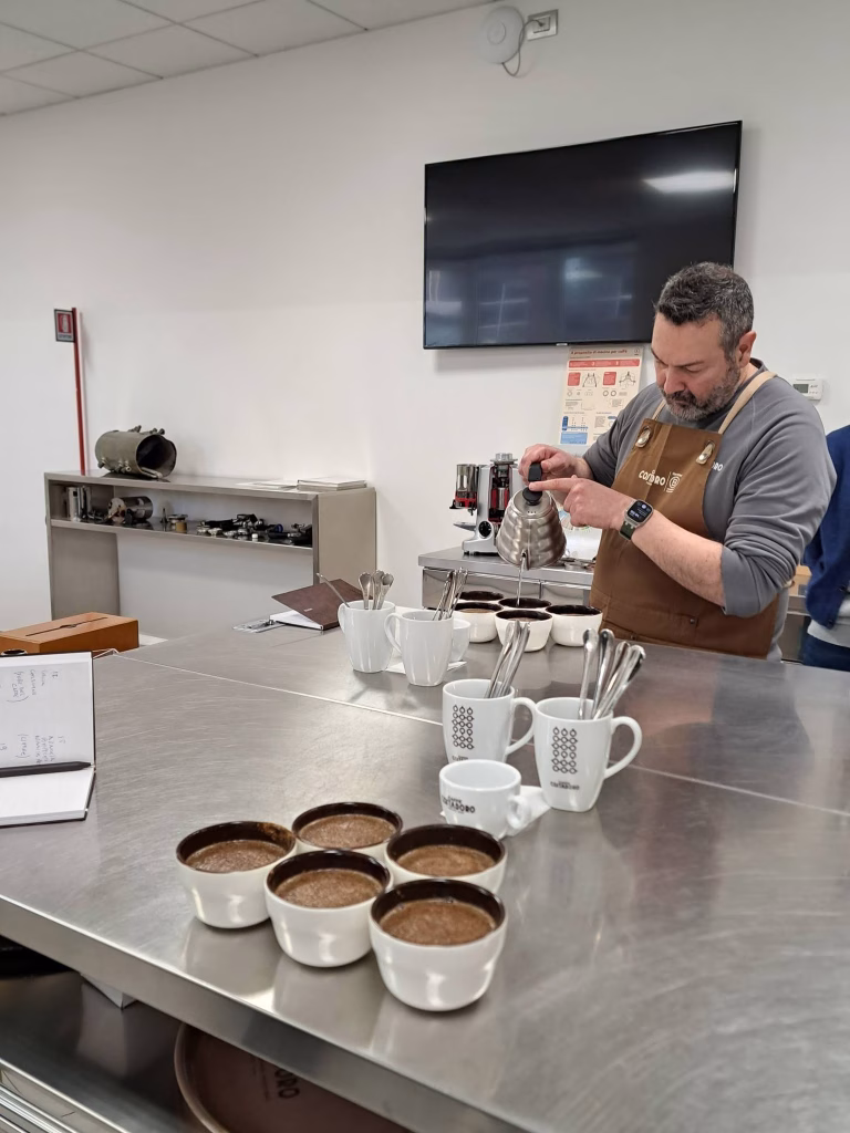 Dalla torrefazione all’analisi sensoriale: da Costadoro il percorso verso il certificato IIAC Italian Espresso Tasting M1 23 Dalla torrefazione all’analisi sensoriale: da Costadoro il percorso verso il certificato IIAC Italian Espresso Tasting M1