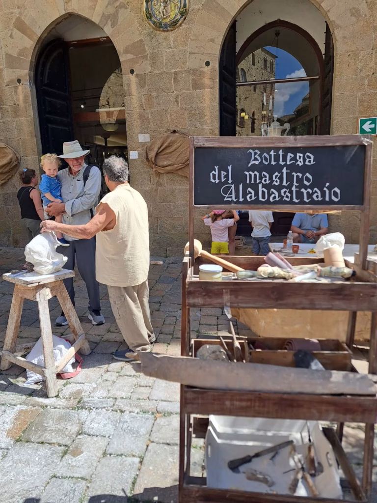 Volterra A.D. 1398, la città torna al Medioevo tra falconieri, sbandieratori e antichi mestieri 7 Volterra A.D. 1398, la città torna al Medioevo tra falconieri, sbandieratori e antichi mestieri