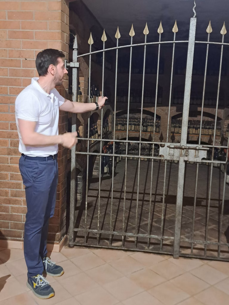 Gino Veronelli cento anni dopo: a Terre del Barolo l’incontro "L’uomo è nato per festeggiare la vita" 19 Gino Veronelli cento anni dopo: a Terre del Barolo l’incontro "L’uomo è nato per festeggiare la vita"