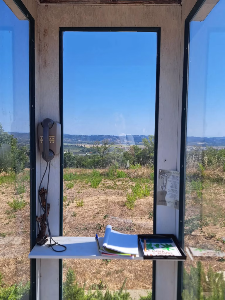 La Cabina del Vento sulle colline di Capannoli, un telefono senza linea per le parole rimaste in sospeso 3 La Cabina del Vento sulle colline di Capannoli, un telefono senza linea per le parole rimaste in sospeso