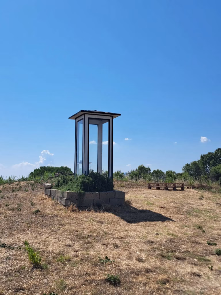 La Cabina del Vento sulle colline di Capannoli, un telefono senza linea per le parole rimaste in sospeso 1 La Cabina del Vento sulle colline di Capannoli, un telefono senza linea per le parole rimaste in sospeso