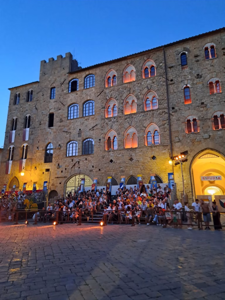 Volterra A.D. 1398, la città torna al Medioevo tra falconieri, sbandieratori e antichi mestieri 13 Volterra A.D. 1398, la città torna al Medioevo tra falconieri, sbandieratori e antichi mestieri
