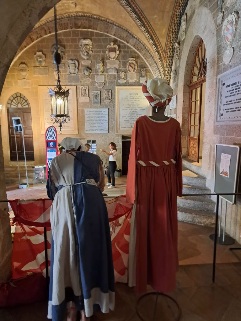 Volterra A.D. 1398, la città torna al Medioevo tra falconieri, sbandieratori e antichi mestieri 12 Volterra A.D. 1398, la città torna al Medioevo tra falconieri, sbandieratori e antichi mestieri
