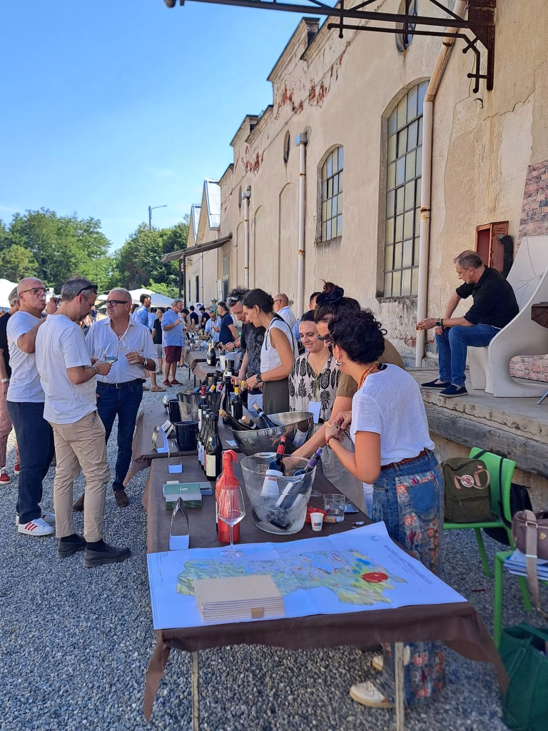 UWE &ndash; Unconventional Wine (& Spirits) Emotion 2026 a Villa Guelpa tra produttori, sapori e Club Tenco