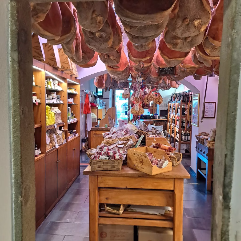 Greve in Chianti, dalla piazza del mercatale alle cantine sotterranee e alle mura di Montefioralle 6 Greve in Chianti, dalla piazza del mercatale alle cantine sotterranee e alle mura di Montefioralle