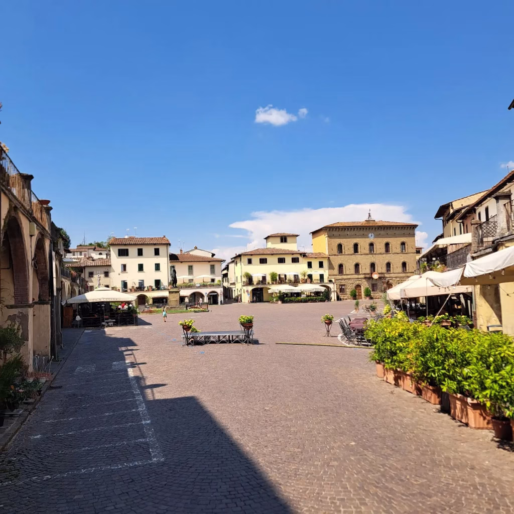 Greve in Chianti, dalla piazza del mercatale alle cantine sotterranee e alle mura di Montefioralle 1 Greve in Chianti, dalla piazza del mercatale alle cantine sotterranee e alle mura di Montefioralle