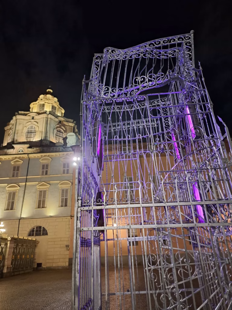 Luci d’Artista 2026 a Torino: quattro nuove opere tra memoria, cinema e tecnologia, fino al 10 gennaio 2027 3 Luci d’Artista 2026 a Torino: quattro nuove opere tra memoria, cinema e tecnologia, fino al 10 gennaio 2027