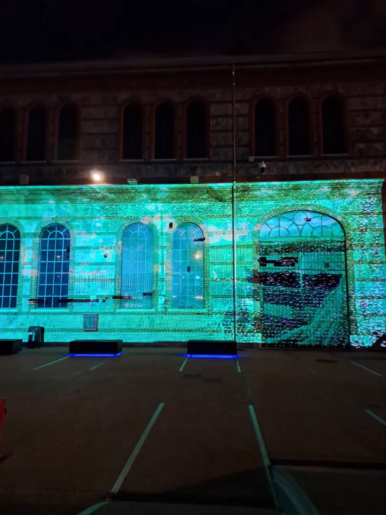 Luci d’Artista 2026 a Torino: quattro nuove opere tra memoria, cinema e tecnologia, fino al 10 gennaio 2027 1 Luci d’Artista 2026 a Torino: quattro nuove opere tra memoria, cinema e tecnologia, fino al 10 gennaio 2027