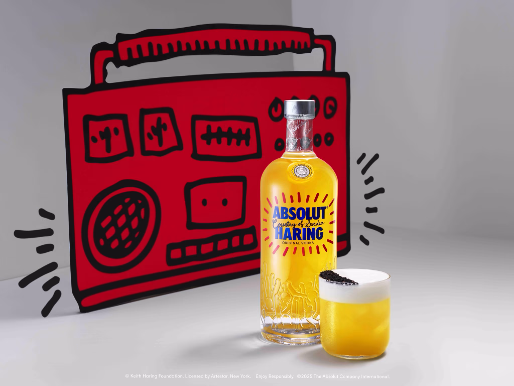 La pop art di Keith Haring rivive nella nuova Artist-Edition di Absolut Vodka 1 ABSOLUT EOY25 Haring Stillife