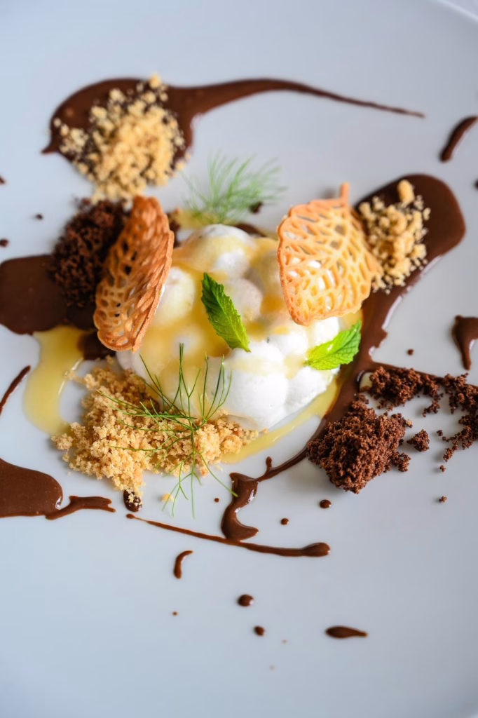 Semifreddo al Blu di Langa con miele di castagno di Locanda in Cannubi