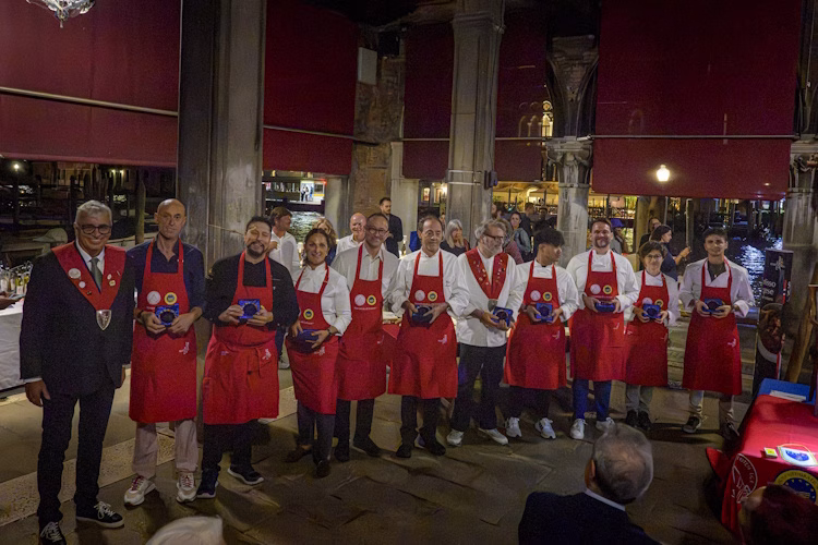 Il vento del Nord a Rialto: la Dogale Confraternita del Baccalà Mantecato festeggia 25 anni e guarda al 2032 1 Dogale Baccala-Mantecato - Il vento del Nord a Rialto 3 ottobre 2026 - Foto Riccardo Davoli / Dogale Confraternita del Baccalà Mantecato