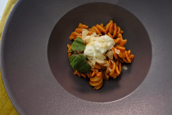 Fusilloni al pesto lucano con crema di burrata