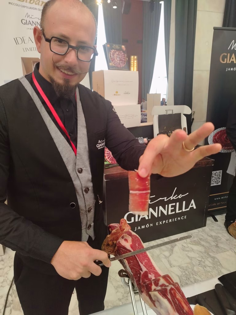 Successo per "Simposio – Trionfo del Gusto" 2025: 15mila presenze a Roma 1 MIRKO GIANNELLA ‘CORTADOR DE JAMÓN’ – SIMPOSIO