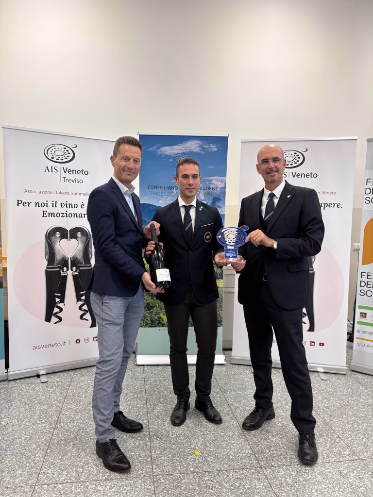 Marco Curini è il vincitore del Concorso Miglior Sommelier Conegliano Valdobbiadene Prosecco Superiore DOCG 2025 1 Marco Curini, Gianfranco Zanon, GianPaolo Breda