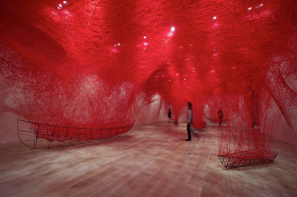 Shiota Chiharu, Uncertain Journey
2016/2019
Metal frame, red wool
Dimensions variable
Installation view: Shiota Chiharu: The Soul
Trembles, Mori Art Museum, Tokyo, 2019
Photo: Sunhi Mang
Photo courtesy: Mori Art Museum, Tokyo