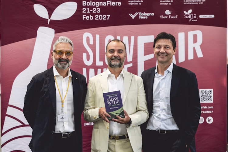 Slow Wine 2027, presentata a Milano la nuova guida: 2.059 cantine, 168 nuovi ingressi e tutti i vincitori dei sette premi speciali 9 Slow Wine - Presentazione Guida Slow Wine - Yume Vision - Michele Purin Comunicato