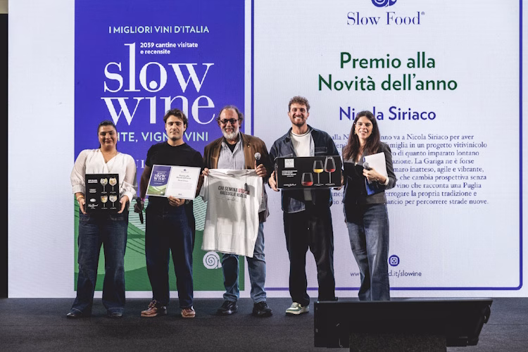 Slow Wine 2027, presentata a Milano la nuova guida: 2.059 cantine, 168 nuovi ingressi e tutti i vincitori dei sette premi speciali 3 Slow Wine - Presentazione Guida Slow Wine - Yume Vision - Michele Purin Comunicato