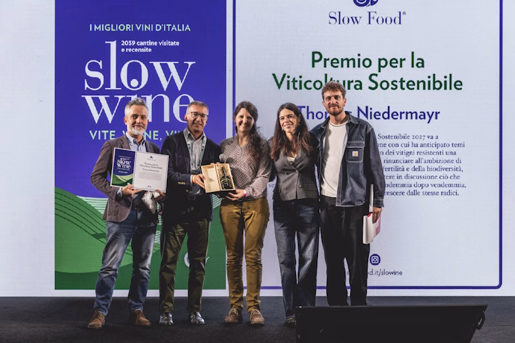 Slow Wine 2027, presentata a Milano la nuova guida: 2.059 cantine, 168 nuovi ingressi e tutti i vincitori dei sette premi speciali 7 Slow Wine - Presentazione Guida Slow Wine - Yume Vision - Michele Purin Comunicato