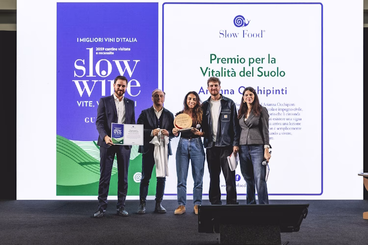 Slow Wine 2027, presentata a Milano la nuova guida: 2.059 cantine, 168 nuovi ingressi e tutti i vincitori dei sette premi speciali 8 Slow Wine - Presentazione Guida Slow Wine - Yume Vision - Michele Purin Comunicato