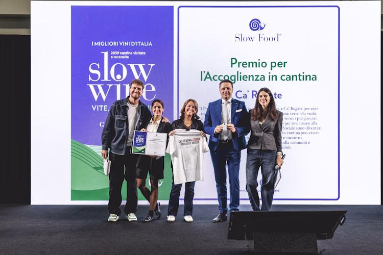 Slow Wine 2027, presentata a Milano la nuova guida: 2.059 cantine, 168 nuovi ingressi e tutti i vincitori dei sette premi speciali 4 Slow Wine - Presentazione Guida Slow Wine - Yume Vision - Michele Purin Comunicato