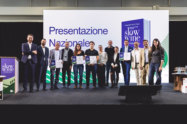 Slow Wine 2027, presentata a Milano la nuova guida: 2.059 cantine, 168 nuovi ingressi e tutti i vincitori dei sette premi speciali 1 Slow Wine - Presentazione Guida Slow Wine - Yume Vision - Michele Purin Comunicato