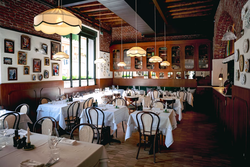 Milano Fashion Week: i Ristoranti da provare a settembre 2025 11 Speciale Osteria - Interno_sala_legno