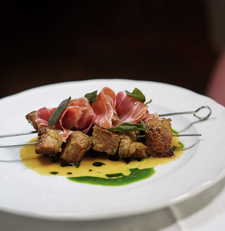Saltimbocca allo spiedo, la ricetta di Andrea Lattanzi alla Taverna Flavia 1 Saltimbocca allo spiedo - Andrea Lattanzi - Taverna Flavia