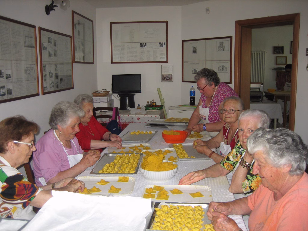 San Carlo, Ferrara: La Sagra della Zucca e del Cappellaccio dal 31 ottobre al 3 novembre 2024 3 Arzore Di San Carlo Che Fanno I Cappellacci