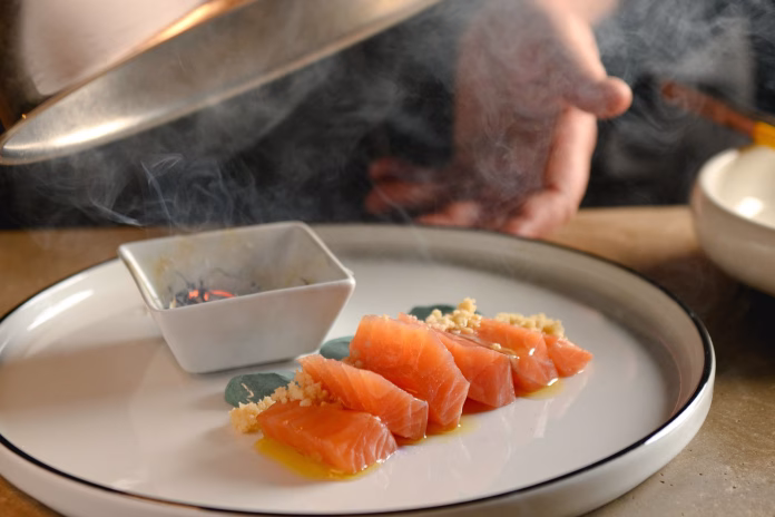 Solum - Sashimi di salmone affumicato, crumble di riso e yogurt alla spirulina