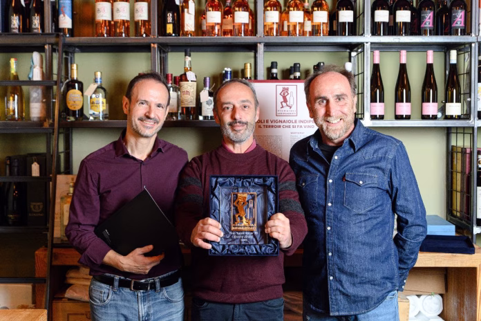 Guido Pelizzatti Perego (sx), Vignaiolo in Valtellina, e Camillo Favaro (dx), Vignaiolo in Piemonte e Consigliere nazionale FIVI. Al centro lo scrittore Enrico Brizzi, insignito del Premio 